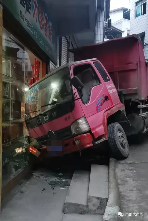 南部茶馆-南部陵江在线碑院一货车刹车失灵、撞向超市…南部陵江在线(1)