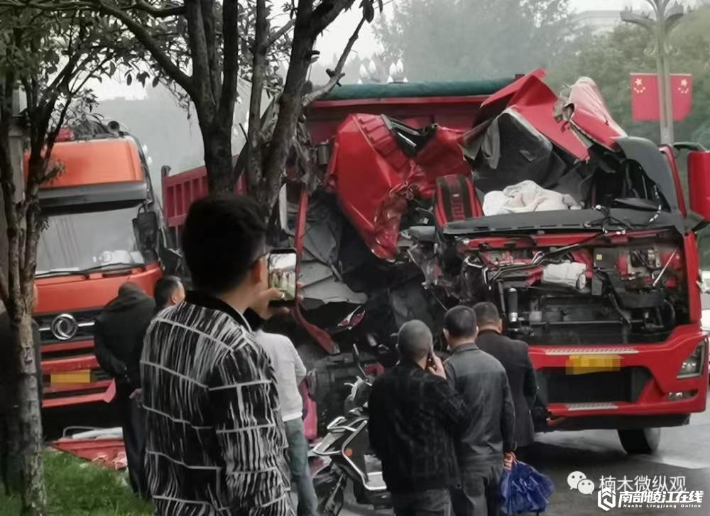 南部茶馆-南部陵江在线南部发生两起交通事故，车头都撞的稀烂南部陵江在线(1)