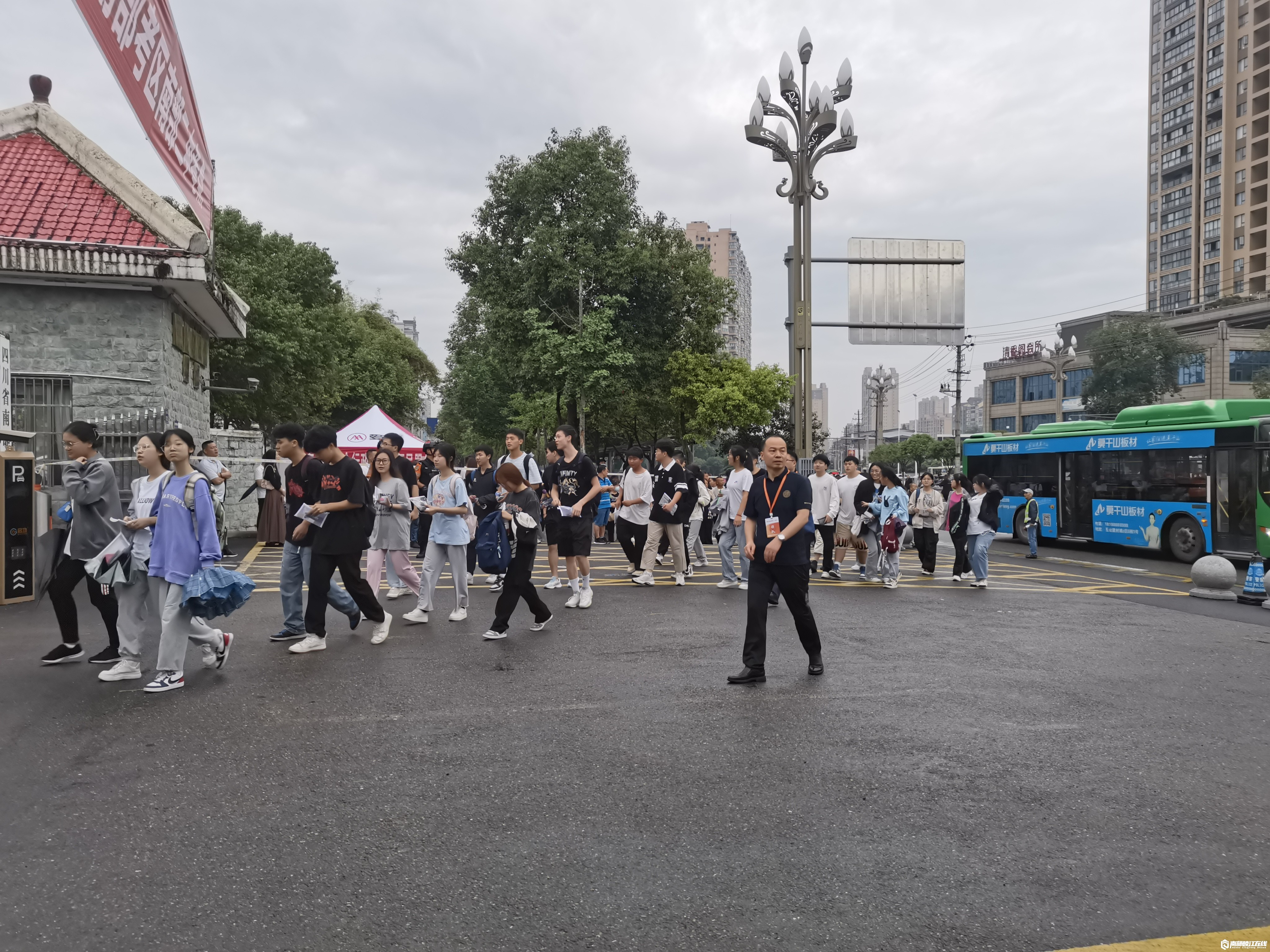 南部茶馆-南部陵江在线直击高考！南部县6615名考生奔赴考场南部陵江在线(6)