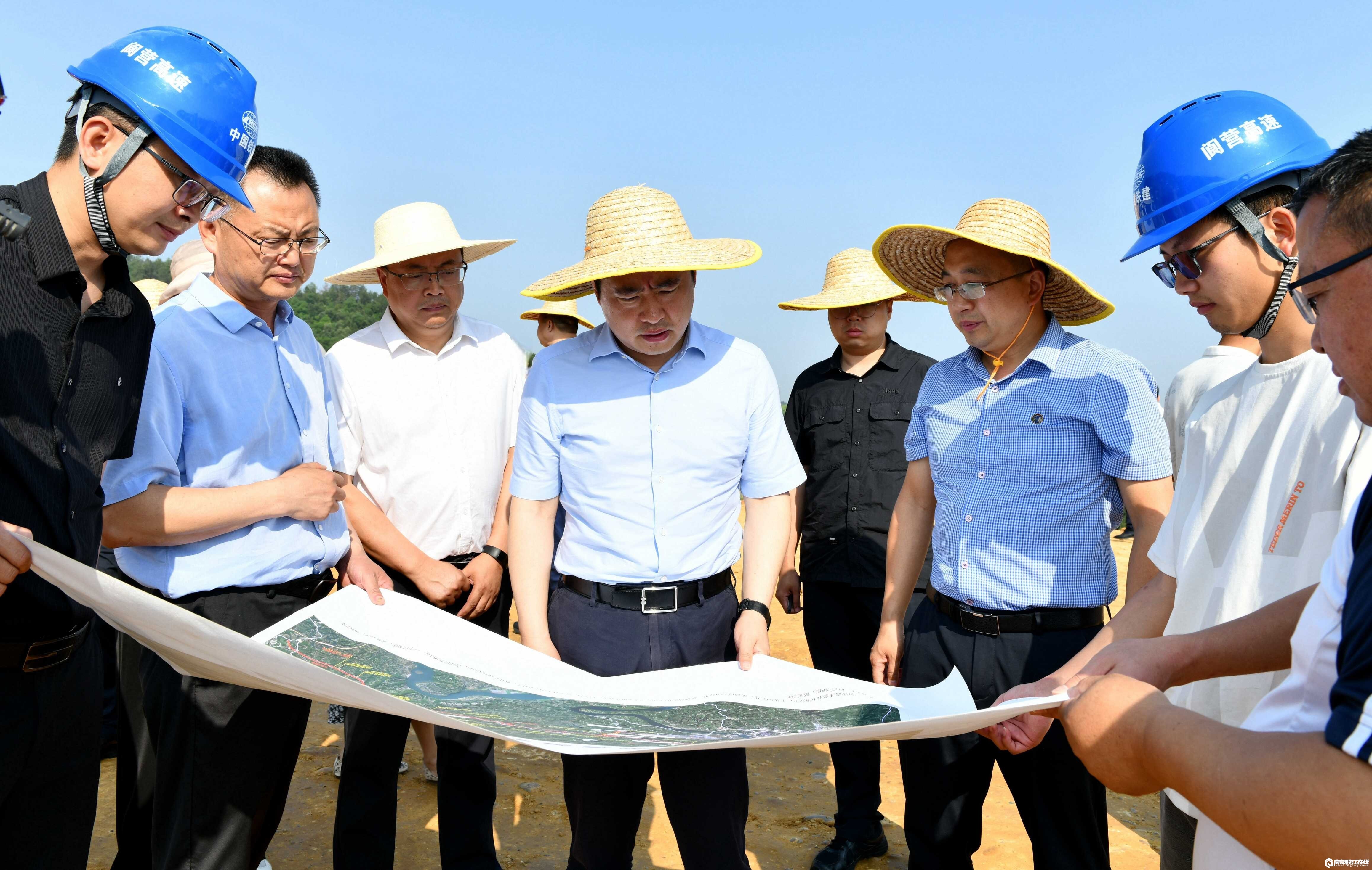 南部茶馆-南部陵江在线尹成平调研阆营高速公路南部段项目建设情况南部陵江在线(2)